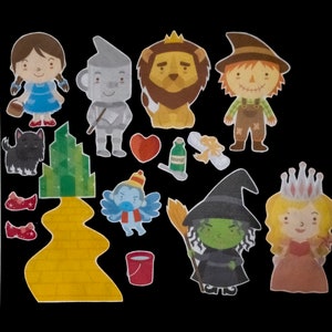 Peut inclure: Un ensemble de 10 découpes en feutre colorées représentant des personnages du Magicien d'Oz. Les personnages incluent Dorothy, l'Épouvantail, l'Homme de Fer-Blanc, le Lion peureux, la Méchante Sorcière de l'Ouest, Glinda la Bonne Sorcière, Toto le chien et la Cité d'Émeraude. Les découpes sont parfaites pour l'artisanat, la décoration ou la narration.