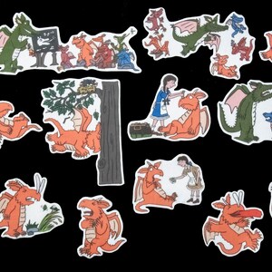 Peut inclure: Un ensemble de 13 autocollants de dragons de bande dessinée colorés. Les dragons sont dans diverses poses, y compris voler, s'asseoir et se tenir debout. Certains dragons sont verts, tandis que d'autres sont orange. Les autocollants sont parfaits pour ajouter une touche de fantaisie à tout projet.