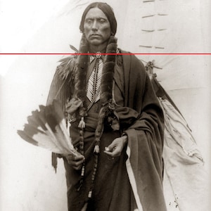 Puede incluir: Un hombre nativo americano con ropa tradicional y un tocado de plumas. Sostiene un abanico de plumas en su mano izquierda y lleva un collar de cuentas alrededor del cuello.