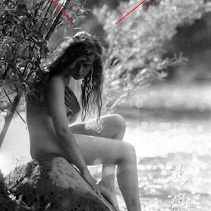Chica posando junto al agua