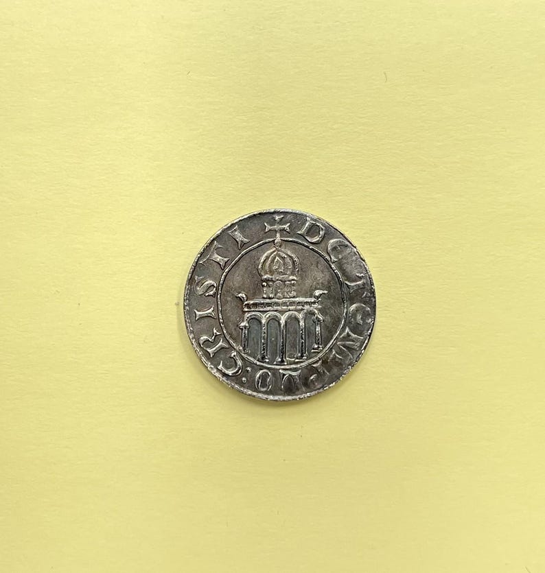 Op de afbeelding: Een zilveren munt met een gebouw en de tekst "S.P.Q.R." rond de rand.
