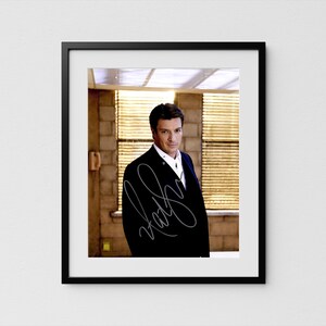 Nathan Fillion Autogramm The Rookie Signiertes Castle Poster Authentische Signatur mit COA