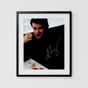 Joe Keery Autogramm Djo signiertes Poster Authentische Signatur mit COA