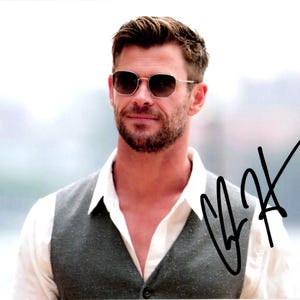 Chris Hemsworth Autograph Signed Photo Signature with COA