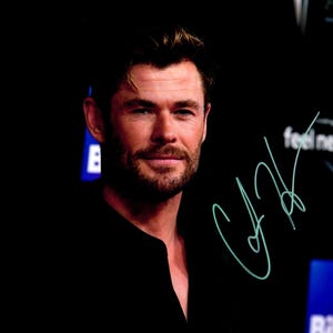 Chris Hemsworth Autograph Signed Photo Signature with COA