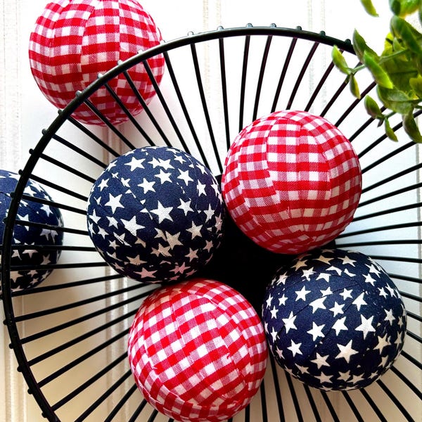Boules de chiffon patriotiques enveloppées de tissu, décor de plateau à gradins, garniture de bol ou de panier de pâte rouge blanc bleu, décoration de maison du 4 juillet, fête de l'indépendance