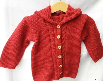 Baby Strickjacke Wolle in Größe 80/86 mit Kapuze in der Farbe Rot