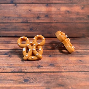 Boucles d'oreilles en forme de gâterie de parc à thème bretzel | Clous d'oreilles