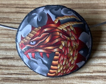 Colgante de dragón de arcilla polimérica hecho a mano, con alambre para el cuello de 45 cm