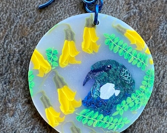 Tui en pendientes kowhai