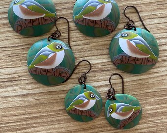 Pendientes de arcilla polimérica con forma de pájaro Waxeye y alambres de niobio