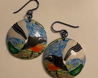 Pendientes de piwakawaka de cola de abanico de Nueva Zelanda