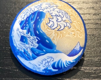 Ręcznie robiona broszka z gliny polimerowej w kształcie wielkiej fali, sztuka Hokusai