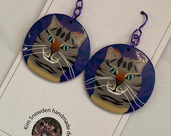 Ręcznie robione kolczyki z pręgowanym kotem, hipoalergiczne bigle z niobu