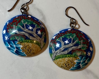 Kolczyki z widokiem na plażę i drzewami pohutukawa