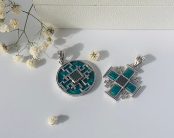 Set mit 2 christlichen Halsketten, Sterlingsilber-Jerusalem-Kreuzhalsketten mit Nano Bibel sim, neues Testament, Eilat Stein