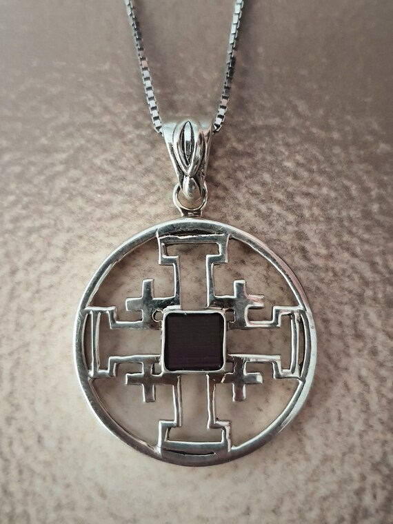 Collana con ciondolo a forma di croce di Gerusalemme e Bibbia in miniatura, in argento 925 con pietra di Eilat. - Italia
