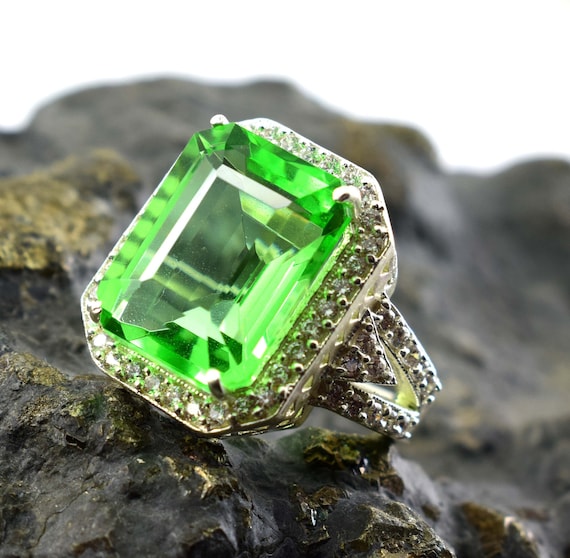 Anello con zaffiro verde naturale da 41 50 ct misura 19 mm forma