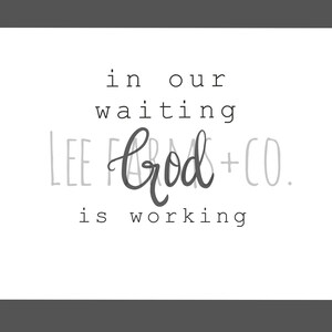 Può includere: Testo in bianco e nero su sfondo bianco che recita "in our waiting God is working" con le parole "LEE FARMS + CO." in un font stilizzato.