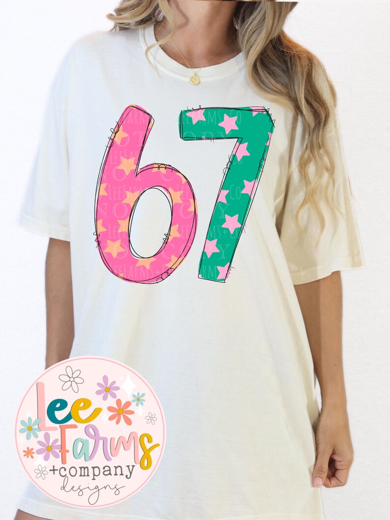 Pu&ograve; includere: T-shirt color crema con il numero "67" in un design giocoso. Il "6" &egrave; rosa con stelle arancioni e il "7" &egrave; verde con stelle rosa. La maglietta presenta anche il logo "Lee Farms + company designs".