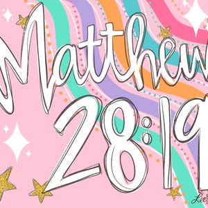 Pu&ograve; includere: Una colorata stampa d'arte digitale con il testo "Matthew 28:19" in bianco, delineato in nero. Lo sfondo presenta strisce arcobaleno pastello, stelle glitterate dorate e forme di diamanti bianchi. L'opera d'arte ha un tema stravagante e ispiratore.