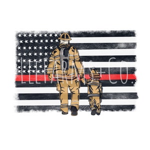 Può includere: Un vigile del fuoco e un bambino, entrambi vestiti con l'equipaggiamento da vigile del fuoco, stanno davanti a una bandiera americana con una striscia rossa. Il vigile del fuoco tiene la mano del bambino. La bandiera è usurata e ha un effetto grunge.