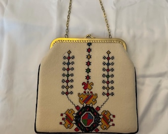 Vintage Embroidered Purse Cross Stitch Clutch Bag Mid Century White Wool Purse with Kiss Snap Chain Handle Hungarian