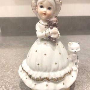 Vintage Lady Figurine with Cats Music Box , Vintage Music Box , Unique Music Box , Housewarming Gift