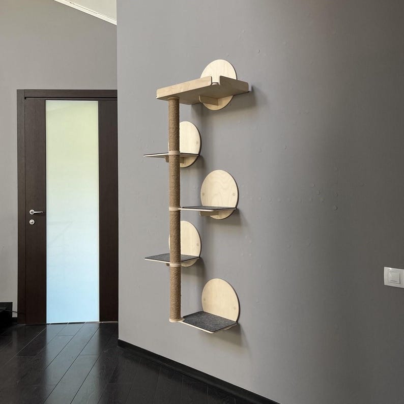 Puede incluir: Un &aacute;rbol para gatos de pared con cinco plataformas y un poste para rascar de sisal. Las plataformas son de madera y tienen forma redondeada. El poste para rascar est&aacute; cubierto de cuerda de sisal natural.
