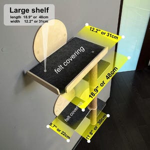 Puede incluir: Una estanter&iacute;a para gatos montada en la pared con dos plataformas, un poste para rascar y una cubierta de fieltro. La estanter&iacute;a est&aacute; hecha de madera y tiene un acabado natural. Las dimensiones son de 18,9 pulgadas o 48 cent&iacute;metros de largo y 12,2 pulgadas o 31 cent&iacute;metros de ancho.
