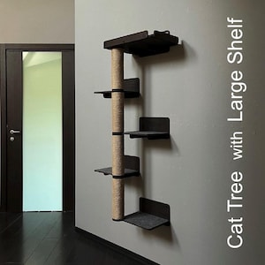Peut inclure: Un arbre à chat noir avec un poteau à gratter en sisal et plusieurs étagères. L'arbre à chat est monté sur un mur et porte l'inscription "Cat Tree with Large Shelf" sur le mur.