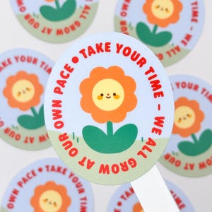 Adorable « Prenez votre temps – Nous grandissons tous à notre rythme » – Sticker imperméable en vinyle mat