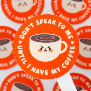 Xícara de café vermelha irritada "Não fale comigo até eu tomar meu café" – Adesivo de vinil fosco à prova d'água