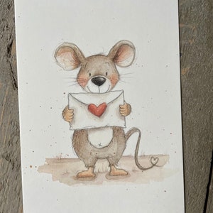 Könnte beinhalten: Ein Aquarellbild einer braunen Maus, die einen weißen Umschlag mit einem roten Herzen darauf hält. Die Maus steht auf einem hellbraunen Hintergrund mit braunen Flecken.