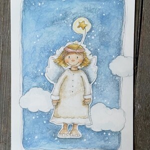 Könnte beinhalten: Aquarellillustration eines lächelnden Engels mit blonden Haaren, der ein weißes Kleid und Flügel trägt. Ein Stern an einem Stiel schwebt über dem Kopf des Engels. Der Hintergrund ist ein blauer Himmel mit weißen Wolken und Sternen.