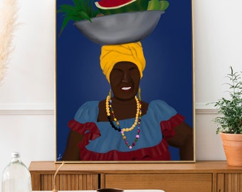 Può includere: Una donna con un foulard giallo in testa e collane di perline colorate sorride mentre porta una ciotola di frutta sulla testa. La frutta include un'anguria, peperoni verdi e altri frutti tropicali. Lo sfondo è blu scuro.