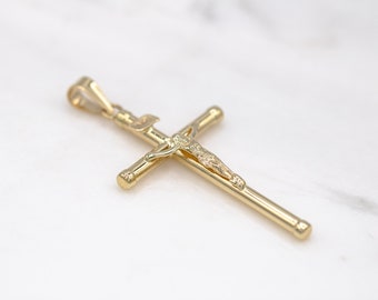 Colgante de cruz de oro amarillo de 14 quilates