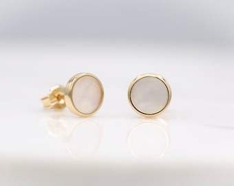 14 karat yellow gold button stud earrings with mother of pearl