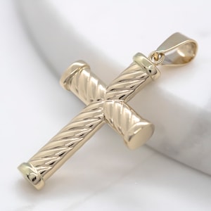 Croix en or jaune 14 carats