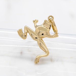 14 karat yellow gold frog pendant