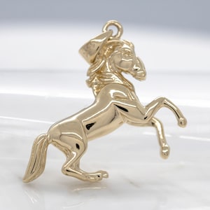 14 karat yellow gold 3D horse pendant