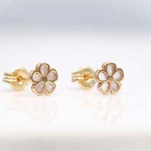14 karat yellow gold tiny clover stud earrings with mother of pearl