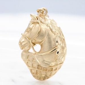14 karat yellow gold horse pendant
