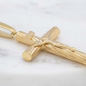Colgante de cruz de oro amarillo de 14 quilates