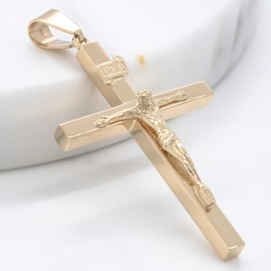 Cruz de oro amarillo de 14 quilates con Jesús