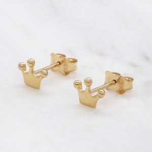 14 karat yellow gold crown stud earrings