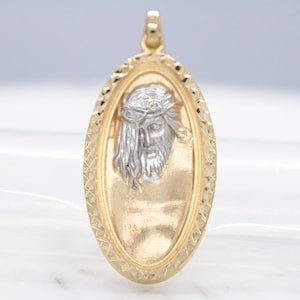 Medallón con silueta de Jesucristo en oro amarillo de 14 quilates