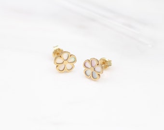 Pendientes pequeños de oro amarillo de 14 quilates con forma de flor y madreperla