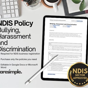Może przedstawiać: Dokument cyfrowy na ekranie tabletu zatytułowany "NDIS Policy Bullying, Harassment and Discrimination". Dokument jest wymagany do rejestracji firm NDIS i można go edytować w Google Docs lub Microsoft Word. Dokument pochodzi od caresimple. Złota pieczęć z tekstem "NDIS Sector Approved" znajduje się w prawym dolnym rogu obrazu.