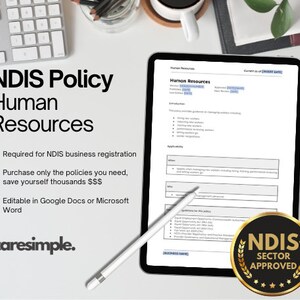 Pode incluir: Um tablet mostrando um documento intitulado "NDIS Policy Human Resources" com uma lista de recursos. O documento é aprovado pelo setor NDIS. O tablet está em uma superfície branca com um teclado, uma caneta e uma planta no fundo.